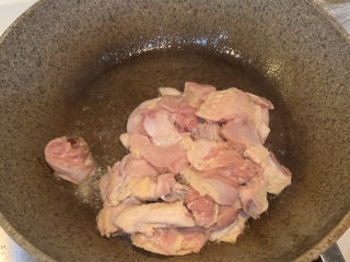 8、麻辣干锅鸡,放入腌制好的鸡肉