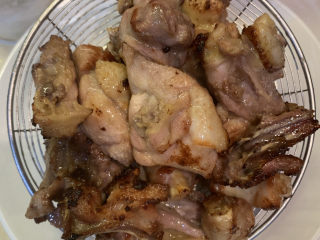 9、麻辣干锅鸡,煎至双面金黄，沥干油捞出