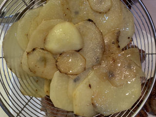 11、麻辣干锅鸡,煎至双面微黄，沥干油捞出