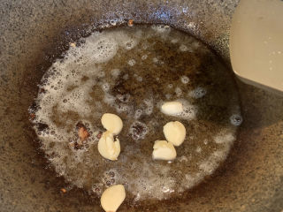 12、麻辣干锅鸡,锅内留油，放入蒜瓣