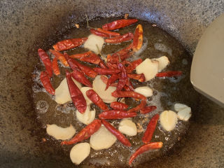 14、麻辣干锅鸡,放入30g干辣椒翻炒均匀