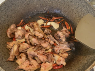 15、麻辣干锅鸡,炒香后，放入炒好的鸡肉翻炒均匀