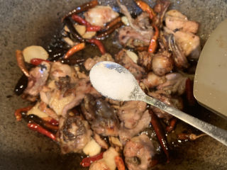 16、麻辣干锅鸡,放入1勺盐