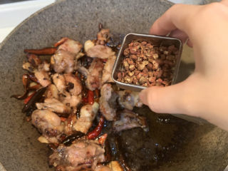 18、麻辣干锅鸡,放入30粒花椒