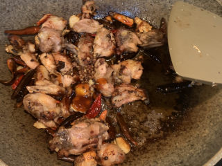 19、麻辣干锅鸡,放入1勺蚝油