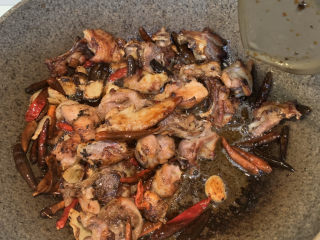 20、麻辣干锅鸡,再放入1勺生抽