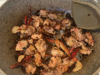 21、麻辣干锅鸡,再放入2勺料酒，翻炒均匀