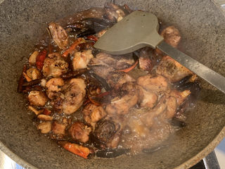 22、麻辣干锅鸡,放入适量的水，中火焖3分钟