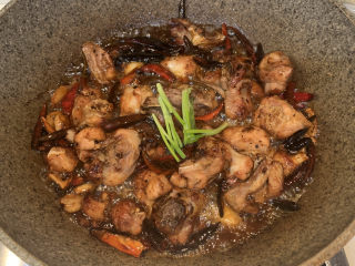 23、麻辣干锅鸡,再放入4根葱段