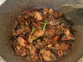 24、麻辣干锅鸡,再加入适量芝麻，翻炒均匀就可出锅