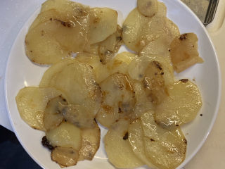 25、麻辣干锅鸡,把盆底装入炒好的土豆片