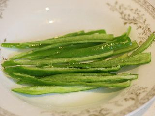 2、杏鲍菇炒鸡蛋,青椒去籽切成丝；