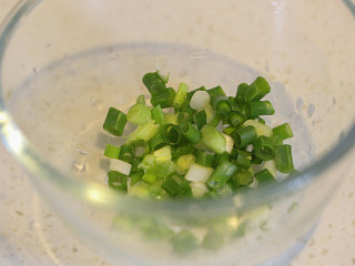 3、杏鲍菇炒鸡蛋,小葱切碎；