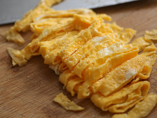 5、杏鲍菇炒鸡蛋,稍晾凉后卷起来切成丝；