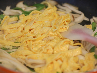7、杏鲍菇炒鸡蛋,加入蛋丝拌均匀；