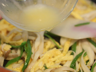 8、杏鲍菇炒鸡蛋,盐+鸡精+凉水开调开淋上；