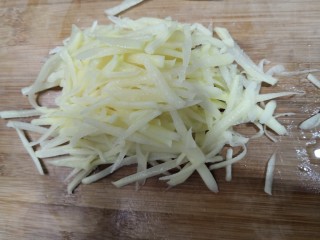 2、青椒土豆丝,把土豆，切成丝儿