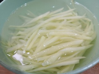 3、青椒土豆丝,把土豆丝儿，放入水中，加入醋，浸泡10分钟