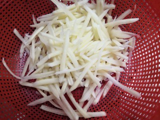 4、青椒土豆丝,浸泡好的土豆丝儿，洗干净，捞出，沥干水份，备用
