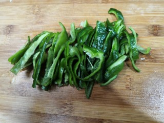 5、青椒土豆丝,青椒，洗干净，切成丝儿，备用