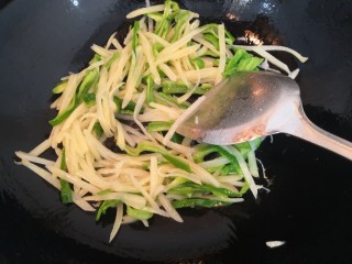 9、青椒土豆丝,再次翻炒均匀，至菜断生