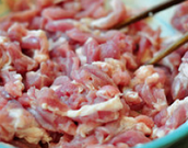 1、川味鱼香肉丝,先将猪肉切丝，用一点点生粉拌均备用；