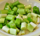 2、川味鱼香肉丝,葱白以及淡绿色的部分切一厘米左右的段；