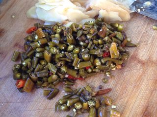 1、泡椒兔,泡姜切片，泡椒切碎，备用