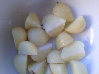 2、泡椒兔,蒜切小块，备用