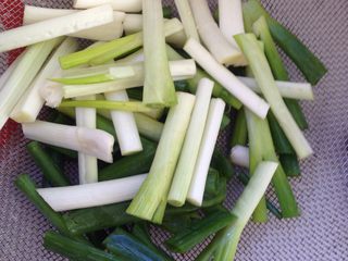 3、泡椒兔,葱切段，备用