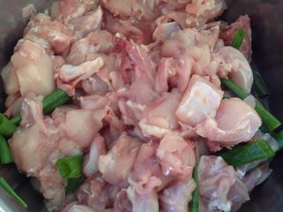 5、泡椒兔,腌制兔子半小时，腌制兔肉里放：料酒，盐，和葱！