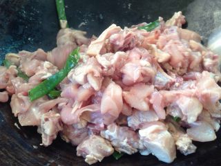 6、泡椒兔,半小时到了，下锅把水份炒出！