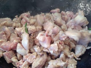 7、泡椒兔,水份炒干，把葱挑起！