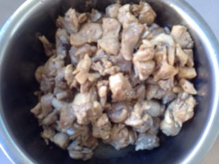 8、泡椒兔,水份干后，起锅备用！