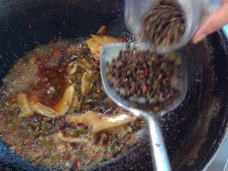 11、泡椒兔,放花椒，一把左右