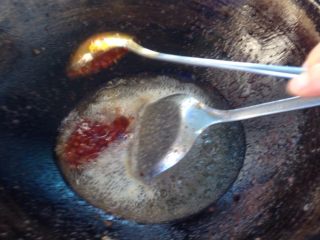 9、泡椒兔,炒料，下两大勺豆瓣酱在热油里！炒制