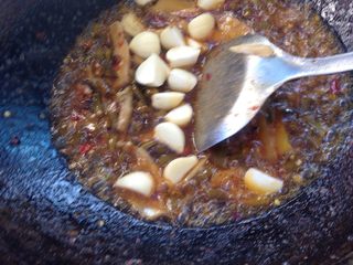 12、泡椒兔,下蒜块