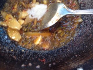 13、泡椒兔,最后放糖混合