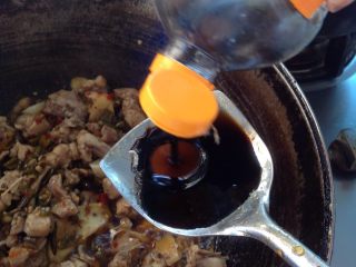 16、泡椒兔,加酱油提色