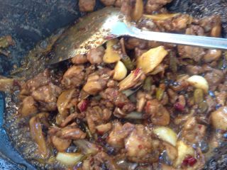 17、泡椒兔,充分混合均匀！收汁水。收完汁水后放葱与味精混合！起锅！