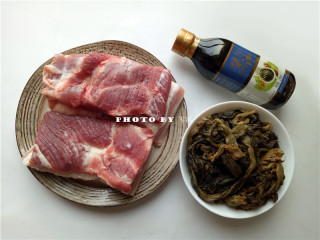 1、四川烧白,备好食材:五花肉,四川冬尖;