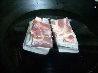 2、四川烧白,五花肉刮洗干净,放入煮锅,倒入适量清水煮熟;