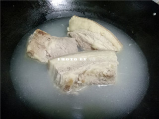 4、四川烧白,五花肉煮熟后,关火,取出晾凉(煮熟程度:筷子能轻易穿透五花肉即可);