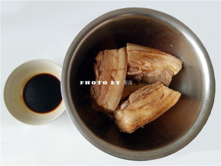 5、四川烧白,冷却后的五花肉用米酒抹一遍,再用酱油抹一遍,晾干备用;