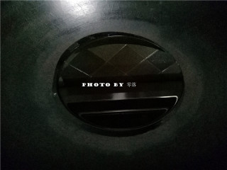 6、四川烧白,炒锅里倒入适量菜籽油;分量需比平时炒菜多;