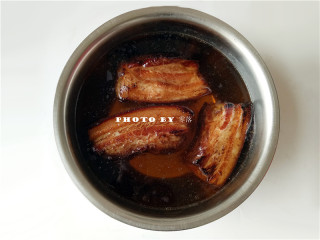 8、四川烧白,炸好的五花肉,捞出;用凉白开浸泡至冷却;