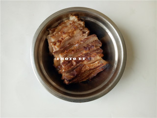 9、四川烧白,将五花肉切片,肉皮朝下,如图铺在碗底;