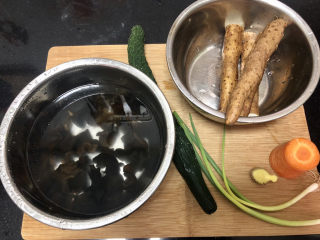 1、木耳炒山药,食材合照：干木耳数朵温水提前泡发，山药一根，黄瓜一根，胡萝卜一小节，姜一片，小葱两根