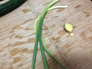 2、木耳炒山药,小葱择好洗净，姜搓洗干净