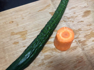 3、木耳炒山药,黄瓜搓洗干净，胡萝卜削皮